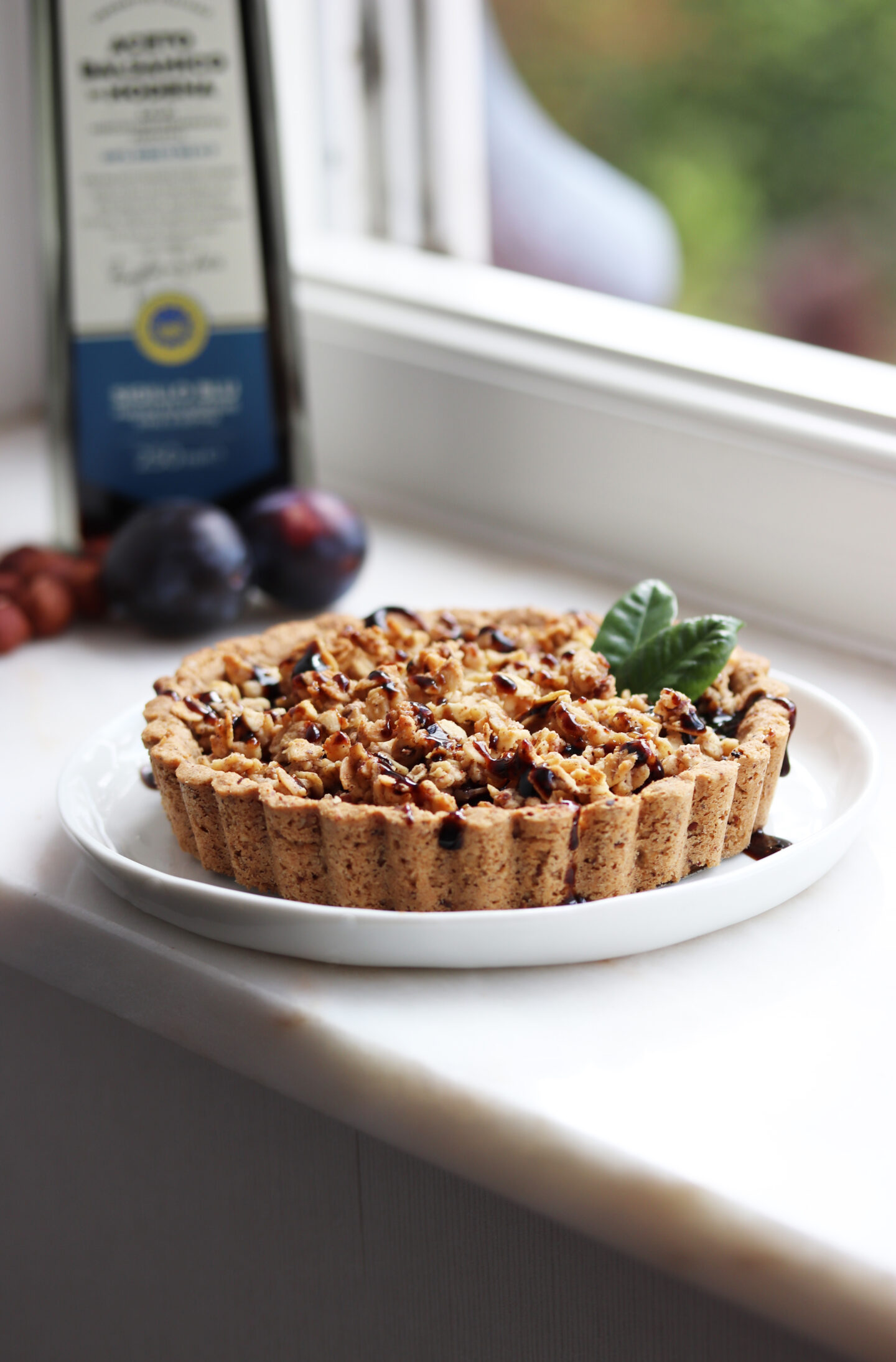 Sophisticated Plum & Balsamico Hazelnut Crumble Tart