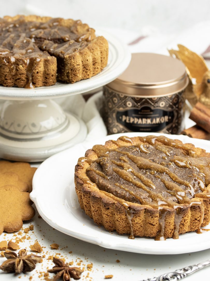 Gingerbread Spiced Salted Caramel Crumble Pie