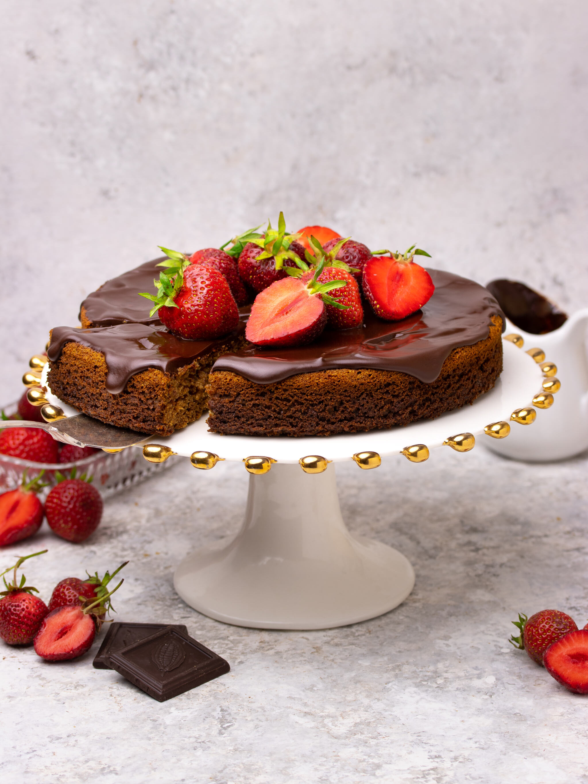 Vanilla Cake with Dark Chocolate Ganache & Strawberries – Hanna\'s ...